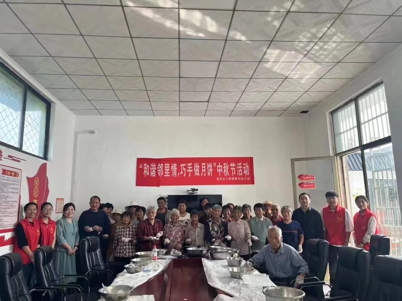 和谐邻里情，巧手做月饼